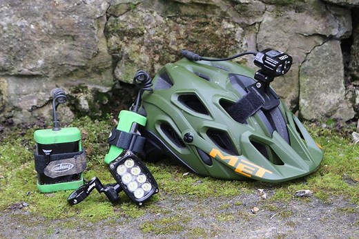 While the Hope R2 light is a lightweight and compact unit that's ideal for helmet mounting, the R8 packs in eight LEDs with over 3000 Lumens of measured power output that aims to turn night into day. So, how does the pair go together? http://singletrackworld.com/reviews/review-hope-r2-r8-lights/ | Singletrack Mountain Bike Magazine