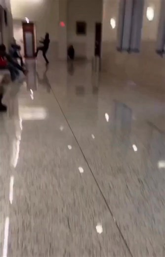 😮 WOAH! A grieving father attacked his son’s accused killer inside a Charlotte courthouse after the suspect taunted him while out on bond for first degree murder. Despite being charged with murdering 16 year old Jamariyae Dixon, Marion McKnight was freed due to a clerical error. He went on to violate bond conditions and even taunted Jamariyae’s father, Shaheem Snype, in the courthouse hallway. Officials now claim they are working to fix the error that let him walk free. | David J Harris Jr.