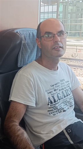 Im Zug Reisen mit der Orthese und es gibt nette Mitreisende
