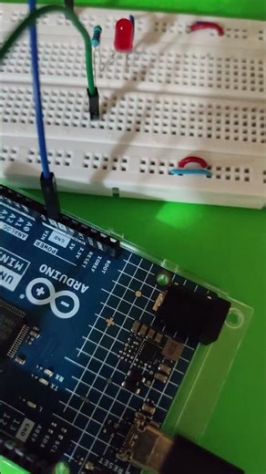 ¡Mi primer código en el Arduino R4! #shorts