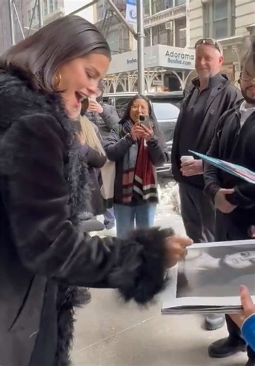 Selena Gomez signs vinyls for fans❤️ @Selena Gomez @Rare Beauty #selenagomez#selena#selenator#rarebeauty#bennyblanco