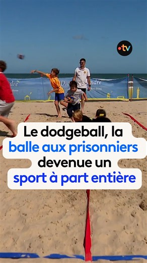 ⚽️🏆Ceux qui se souviennent de la balle aux prisonniers ne devraient pas être déboussolés par le #dodgeball. Tout comme ses règles : ici, il s'agit donc d'être le plus rapide pour toucher son adversaire avec la balle... sans se faire toucher en retour. ⏩"Pourquoi pas l'équipe de France" : le dodgeball, sport rafraîchissant, surfe sur les traces de la balle aux prisonniers⏬ https://france3-regions.franceinfo.fr/hauts-de-france/nord-0/dunkerque/pourquoi-pas-l-equipe-de-france-le-dogeball-sport-raf