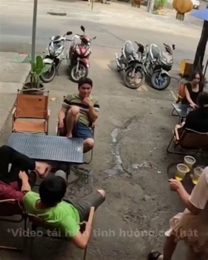 ベトナムのカフェで起きた衝撃の瞬間が大バズり中若い男たちのグループが、ウェイトレスに露骨で下品な嫌がらせを連発。飲み物をテーブルに置いた瞬間も、笑いながらさらにエスカレート… その時、黒いワンピースの勇敢な女性が颯爽と割り込み、男たちを一喝！厳しい叱責に、男たちは顔を真っ赤にして慌てて席を立ち、逃げるように去っていきました。この動画はSNSで爆速拡散され、女性に称賛の嵐。「教育も大事だけど、こういう時ははっきり境界線を引くべき！」というコメントが殺到しています。勇気ある一人の行動が、すべてを変える瞬間です