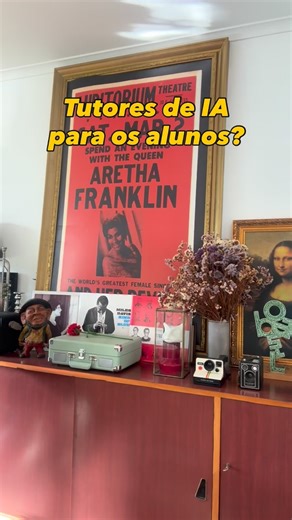 Ontem o ministro Gonçalo Matias apresentou no Web Summit a ideia de criar um tutor de IA para cada aluno. Não me ocorre nada mais contraproducente para o ensino. Explico porquê neste video. E explico também que já existem tutores incríveis nas escolas, capazes de conhecer os alunos, de ter a palavra certa, de os inspirar: chamam-se professores. Espantoso, não é? . . . #professores #escola #ensino #IA | Mafalda Anjos