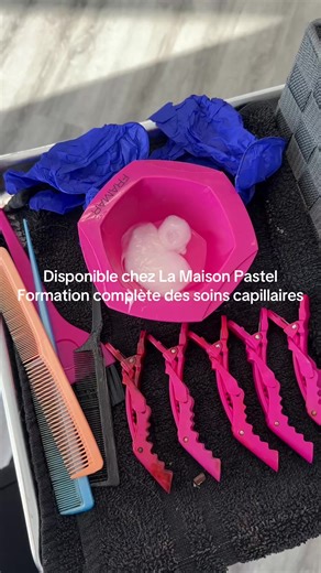 ✨ La formation complète des soins capillaires est disponible chez La Maison Pastel ✨ Maîtrise le Botox capillaire, la Nanoplastie et la Kératine formol free dans une formation 3-en-1 complète et certifiée. ✔️ Théorie approfondie pratique encadrée ✔️ Analyse professionnelle du cheveu ✔️ Techniques d’application avancées ✔️ Secrets de résultats durables ✔️ Erreurs à éviter ✔️ Conseils business & tarification ✔️ Certification ✔️ Support continu après la formation ✔️ Starter kit inclus ✨ Et plus enc