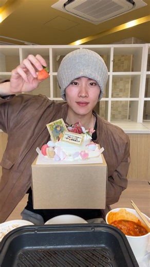 DXTEEN on Instagram: "#大久保波留 焼肉パーティーインスタライブ🐬🩷 #ViVi国宝級イケメンランキング 10周年プロジェクト第一弾 「僕イケメン部門 」 大久保波留が1位をいただきました！🏆 ViViさん、応援してくださったNICOのみなさん、本当にありがとうございます！ @vivi_mag_official #ViVi僕イケメン部門 #DXTEEN #DXTN #DXTEEN_両片想い #DXTNインライ"