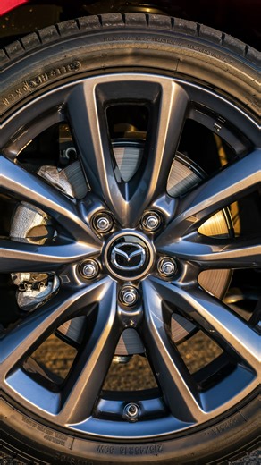 | Real Life | Mazda3 | ep. 04 Quanta differenza può fare 0,01 G di accelerazione? Secondo Mazda, però, può farne parecchia. Abbastanza da sviluppare un sistema dedicato: il G-Vectoring Control. Si tratta di una tecnologia pensata per affinare il comportamento dinamico della vettura, migliorando la qualità della guida sia in termini di coinvolgimento sia di comfort. Sulle Mazda — e quindi anche sulla Mazda3 — questo sistema interviene modulando l’erogazione della coppia motrice nel momento in cui