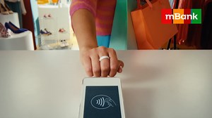 4 comments | Víte, co je stejně příjemné, jako když při nákupech najdete přesně to, co jste hledali? 樂 Když nemusíte při placení vytahovat peněženku, mobilní telefon nebo kartu. Přesně takové malé velké vítězství si můžete dopřát pokaždé s naším platebním prstenem - přiložíte ruku se sevřenou pěstí k terminálu a hurá do dalšího obchodu!  Prsten nyní navíc získáte pouze za korunu.  | mBank.cz | Facebook