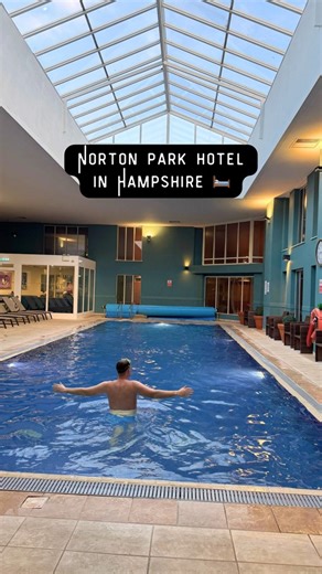 A festive stay at Norton Park Hotel, Spa & Manor House in Hampshire 🛏️🏊 Ad We recently enjoyed a nights stay at this hotel which is in Hampshire countryside 20 minutes north of Winchester so a good spot if visiting the City and also just 10/15 mins from one of our test valley faves, Stockbridge. It’s a large hotel so good for families too and gatherings etc, the kids loved sprinting down the long hallways to get to the room! Big highlight for us was the spa area with kids swim times, sauna and