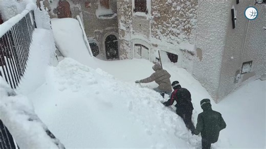 ️ إيطاليا 🇮🇹🚨في كاستل ديل مونتي (AQ)، قام ثلاثة شباب بإزالة الثلوج من الممرات والشوارع لمساعدة كبار السن، في لفتة إنسانية ملموسة وسط حالة الطوارئ في أبروتسو.#MeteoRadar #Neve #Abruzzo #Emergenza