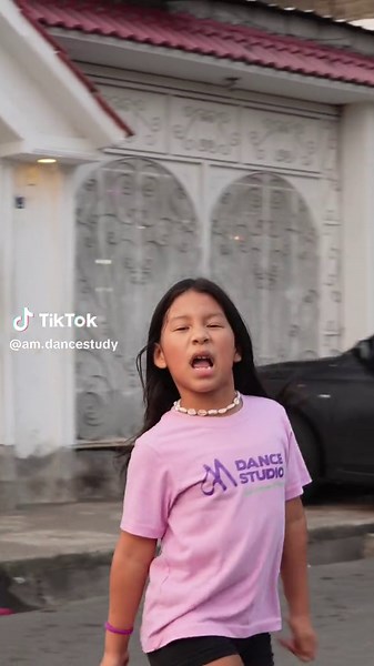 ¡Ponte en movimiento con nuestros ritmos urbanos! Únete a #AMDances y descubre la pasión por el baile urbano ¡Inscríbete ya y que empiece la fiesta en tus pies! #AmDances #Dances #urbano #disciplina #rauw #espectacular