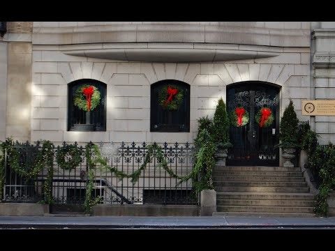 Holiday Decorations on Upper East Side, New York 🎁 NYC Christmas 2025