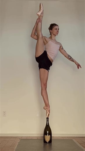 Can I get some of that new collection tho 💖 @SKIMS #enpointebottlewalking #pointeshoes #ballettok