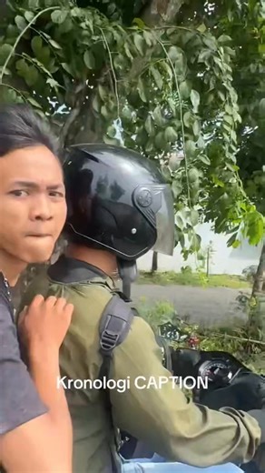 Kronologi : Jadi siang ini 6 Januari 2026. Seperti biasa gw berangkat kerja lewat jalan biasa. Dan ketemu 2 orang ini Anggaplah yang pake jaket ijo cowo A yg baju item cowo B. Singkat cerita si A motong jalur gw di karenakan dia ngindarin orang yang mau belok di depannya (gw ga permasalahkan soal ini) dan si A ngambil jalur terlalu ke kiri yang di mana itu ada gw. Pas di depan gw yang ngakibatin gw harus rem medadak atau dia gw tbr4k. Gw pepetin lah si A dan gw tegur dia baik baik "bang mepet am