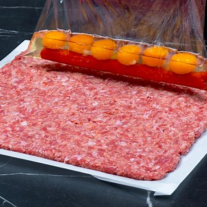 Rolo de omelete com carne moída, em um saco - experimente hoje! Ingredientes: para a composição da carne: carne moída- 700 g ovo - 1 unidade pão ralado - 40 g sal - 5 g pimenta preta - 5 g páprica doce - 7 g para a composição dos ovos: ovos - 6 unidades sal - 3 g pimenta preta - 3 g vagem - 100 g tomate cereja - 100 g cabanossi - 1 unidade EM FOGO MÉDIO 20 minutos Assadeira 25 X 30 cm NO FORNO 180° C/45 minutos | Cookrate - Brasil