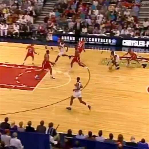 April 5, 1994: The Nuggets' Robert Pack dunks on Bo Outlaw.Pack finished with 10 PTS/10 AST and LaPhonso Ellis had 21 PTS/10 REB but the Clippers won in Denver, 92-91. Gary Grant scored 26 PTS (12-17 FG) off the bench and Randy Woods added 20 PTS for Los Angeles.📺ESPN/NBA