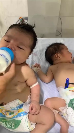 11K views · 461 reactions | twin babies feeding and burping #twins #twinsies #bottlefeed#bottlefeeding #bottlefeedingtips #neonatal#NeonatalCare | Nurse Life | Facebook