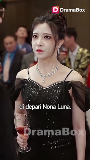 Después de pasar siete años en el extranjero, Ben Cole se convierte en un magnate financiero. Regresa secretamente al país para sorprender a su novia, Yvonne Kirk. Sin embargo, Yvonne inesperadamente sugiere que terminen, anhelando casarse con un presidente adinerado.En un giro inesperado del destino, Ben se cruza con Ann Mill y se casan rápidamente. En un banquete, Ann sorprende a los asistentes revelando que Ben es su esposo, dejando a todos asombrados. | DramaBox- movies&drama