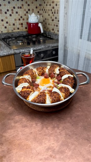 Arif Erdoğan on Instagram: "Simiiiit Daha fazla tarif için @ariferdogann 👨🏽‍🍳🤗⠀⠀⠀ ⠀⠀ I love you ❤️🗺🌍🌎 ⠀⠀ ⠀⠀ 💢Malzemeler 1) 7.5 Su Bardağı Un ( 825 Gr) 2) 1 Paket İnstant Maya (11 Gr) 3) 1 Tatlı Kaşığı Toz Şeker (8 Gr) 4) 1 Tatlı Kaşığı Tuz (7 Gr) 5) 1 Çay Bardağı Sıvı Yağ ( 100Ml) 6) 2.5 Su Bardağı Su (500 Ml) 💢Üzeri İçin 1) 1/2 Su Bardağı Pekmez 2) 1 Su Bardağı Su 3) 1 Yemek Kaşığı Un 4) Kavrulmuş Susam 💢Hazırlanış; 1) Tüm malzemeleri karıştır, yoğur. 2) Hafif sert bir hamur olacak g