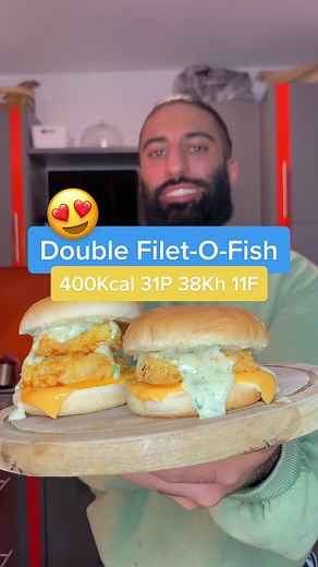 FILET-O-FISH (ABER GESÜNDER)😍 ⬇️Nährwerte/Nutrition Facts⬇️ 🔸My Double: 400Kcal 31P 38Kh 11F 🔹McD Original: 466Kcal 24P 46Kh 20F 🔸Zutaten für 2x Double Filet-O-Fish: 250g Kabeljau Rückenfilet 40g Cornflakes (ungesüßt) Eiklar von 1 Ei 2x 50g Hamburger Buns 2x 25g Cheddary Schmelzkäse 🔸Tartar Sauce: 40g Mayonnaise Light Cornichons (Fein gehackt o. gerieben) 1-2TL vom Cornichons Wasser Kapern Zitronensaft Priese Salz 1TL Dill 1TL Petersilie Die Buns für 20-30Sek in die Mikrowelle und dann für 