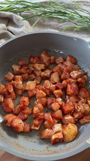 CREAMY CHICKEN AND BACON GNOCCHI Garlicky chicken, crispy bacon and soft gnocchi all cooked in one pan 😮‍💨 The gnocchi soaks up all the gorgeous flavours as it cooks directly in the sauce! Serves 4 Cals 698 | Pro 45 | Carb 80 | Fat 21 Ingredients ~ 6 rashes of bacon 1 onion 400g chicken breast 1 tsp each of garlic/paprika/Italian herbs 500g gnocchi 300ml hot ham stock 200ml single cream 75g red leister cheese Chives Method ~ Cook bacon in a cold pan till crispy, remove and leave the bacon fat