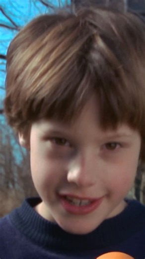 🎬🌍 NEU IM KINO: CHECKER TOBI 3 – DIE HEIMLICHE HERRSCHERIN DER ERDE Checker Tobi ist zurück – und diesmal geht’s richtig tief unter die Oberfläche! 🪱✨ Von Madagaskar über Spitzbergen bis nach Mexiko begibt sich Tobi auf eine weltweite Abenteuerreise und jagt seiner allerersten Checker-Frage hinterher: 👉 Wer hinterlässt die mächtigsten Spuren im Erdreich? Ausgelöst durch ein altes Video aus seiner Kindheit trifft Tobi plötzlich auf sein 8-jähriges Ich 😲 – und muss beweisen, dass er immer noc