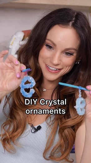 Emily Calandrelli on Instagram: "Merry Christmas!! Comment YouTube for more holiday science experiments ❄️🎄 This is a great one for older kids! ⚠️safety note: borax is a cleaning solution (used as laundry detergent) - so keep away from any tiny humans or pets who may want to taste it 🚫 If stored carefully (in Tupperware) - you could keep these for months or even years!"