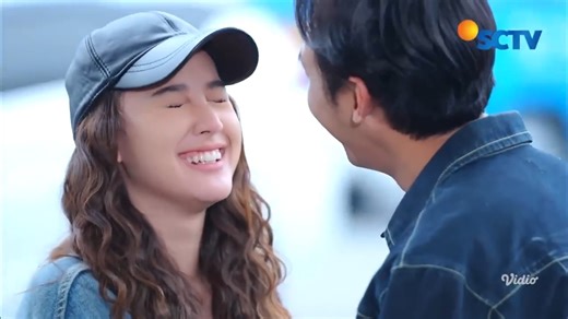 Cinta Sedalam Rindu Episode 144, tayang 30 Novembert 2025. Aluna dan Galaxy sekarang memilih ngontrak. Sambil beres-beres kontrakan, Aluna dan Galaxy malah dituduh pasangan kumpul kerbau. Tapi Aluna dan Galaxy akan buktikan dengan mengirim foto buku nikah mereka. Akankah mereka bisa membuktikannya? Saksikan sinetron SCTV Cinta Sedalam Rindu setiap hari pukul 19.55 WIB bersama Esta Pramanita, Immanuel Caesar Hito, Dannia Salsabila, dan Farhan Rasyid. Tonton full episode di sini! https://www.vidio