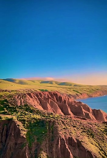 Sellicks Beach is a stunning stretch of coastline south of Adelaide, known for its dramatic cliffs and wide sandy shores it’s one of those places that reminds you just how beautiful South Australia really is. Only 45 - 50 minutes drive from Adelaide city centre. Sellicks Beach is one of the few beaches in South Australia where you can legally drive and park on the sand. The beach is backed by ancient cliffs and rugged headlands, giving it a dramatic, wild feel compared to calmer metro beaches. S