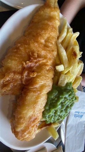 FISH & CHIPS in CLEETHORPES! Delicious with MUSHY PEAS 🇬🇧