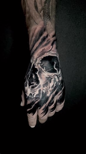Een projectje op de hand vandaag , door Sylvia Kan jij zien welke tattoo eronder zit ? | Skin City Tattoo