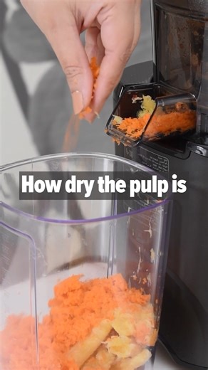 Check out how dry this pulp is! Of course it depends on what you’re juicing. Soft fruits like strawberries, mango and kiwi are going to produce pulp that’s more wet to the touch since no juicer can squeeze out 100% of the liquid, but most will be quite dry. This was from juicing leafy greens, celery, carrots, and beets. 🥬🥕🌿😊 Th AUTO10 juicer has one job and that is to extract juice from fruits and vegetables. There’s little to no foam and the pulp that comes out of the machine is practically