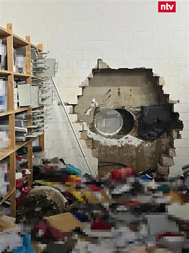 Unbekannte bohren sich in den Tresorraum einer Gelsenkirchener Sparkasse. Da die Filiale an den Feiertagen geschlossen ist, haben die Einbrecher viel Zeit, um den Tresorraum auszuräumen und unbeobachtet zu flüchten. Vor den Türen der Bank versammeln sich unzählige Kunden, die um den Inhalt ihrer Schließfächer bangen. 📲 Immer aktuell informiert seid ihr mit der ntv App. #ntv #nachrichten