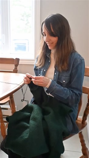 Marie-Christine Lévesque on Instagram: "Une chose que j’ai apprise avec mes années de tricot : vous pouvez complètement gâcher l’aspect général de votre pull uniquement en tricotant les manches de la mauvaise longueur! Cela nous est tous arrivé : 1. Tricoter les manches trop courtes car on a trop hâte de terminer. 2. Des manches qui s’allongent trop au blocage et qu’on a pas envie d’ajuster. Ceci est votre signe pour donner un peu de temps à votre pull qui a les manches trop courtes ou trop long