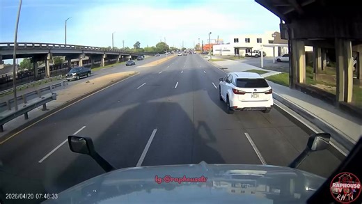 Woman crashed out on School Bus Driver after she came on the road at the wrong time 😤