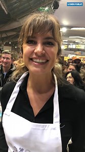 Une vedette à la Foire de #Dijon ! L'actrice et romancière Laetitia Milot - star notamment de "Plus Belle la vie" - est en cuisine ce dimanche auprès du chef Stéphane Derbord pour réaliser un poulet Gaston-Gérard. Et elle ne cache pas son enthousiasme ! 😀 (🎥 LBP/Jean-Yves ROUILLE) | Le Bien Public