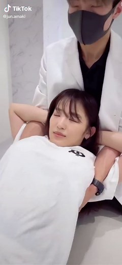 整体師が教える背骨のボキボキ鳴らし方