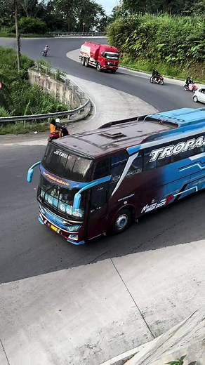 Kalau versi bus besar memang enak lagu nostalgia 🤣 #bus #buspariwisata #bigbus #supirbus #berastagi #medan