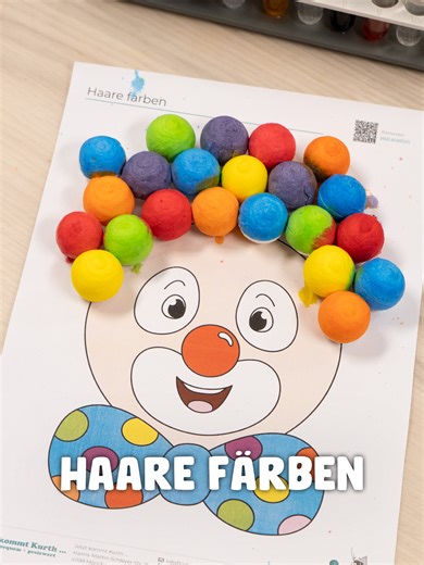 Bunte Clown-Haare gefällig? Hier färbenKinder die Wattekugel-Mähne mit AquaTint nach ihren Wünschen! Vorlage gratis bei uns 🤡 #jetztkommtkurth #bastelnmitkindern #clown #karneval #fasching #aquatint #farbenlernen