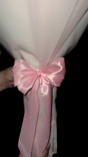 Pink glitter roses are everything😍🩷✨ IG: Divinee.Flowerdesignz #pinkroses#pinkglitter #pinkglitterroses #glitterrosebouquet #pinkramo #pinkglitterramo #fyp #foryoupage #fypシ #viral