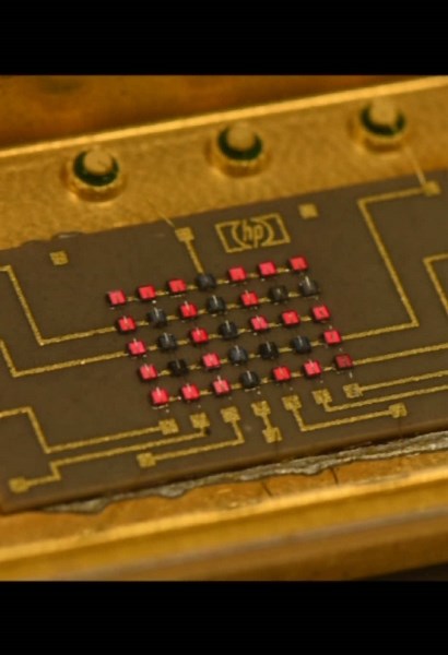 Lighting up a rare prototype LED matrix display made by Hewlett Packard around 1970, part no. 5082-7002. #spaceage #electronics #LED #vintagetechnology #hp #computerhistory #hewlettpackard #videogames #pacman #spaceinvaders #nintendo #pong @Exciting__Electronics