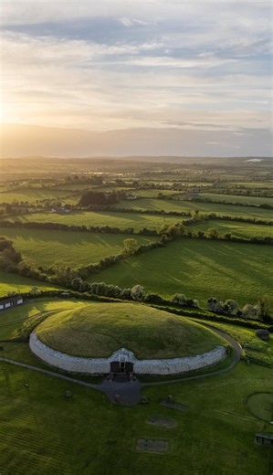 Built over 5,000 years ago, Newgrange still captures the winter solstice sunrise with breathtaking precision, a masterpiece of ancient engineering ✨ Have you visited? 📸 Mark Flagler #KeepDiscovering | Ireland's Ancient East