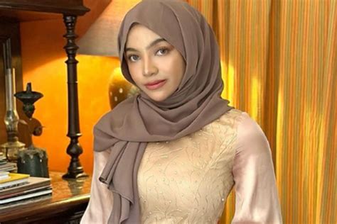 Una Tanpa Hijab di Indonesia