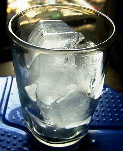 Air Mineral dan Es Batu untuk Gelas Es Buah Unik