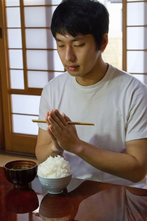 Gambar Tradisi Makan Jepang dan Pentingnya Itadakimasu