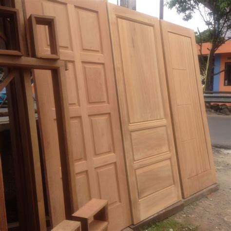 pilih kayu berkualitas untuk kusen pintu