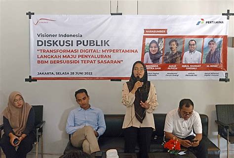 Berpartisipasi dalam Diskusi Terbuka dan Konsultasi Publik