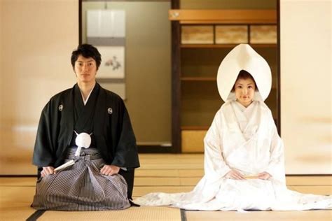 Busana Pernikahan Jepang Putih