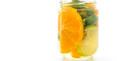 Infused Water jus (buah jeruk + lemon + kiwi)