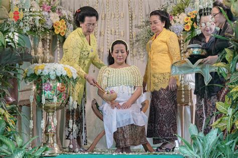 Keluarga Indonesia Tradisi Mitoni